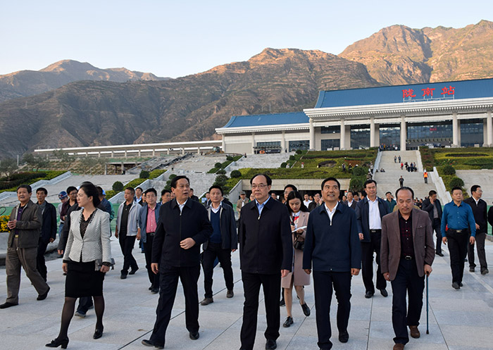全國、省市政協(xié)委員體驗蘭渝鐵路、視察階州廣場