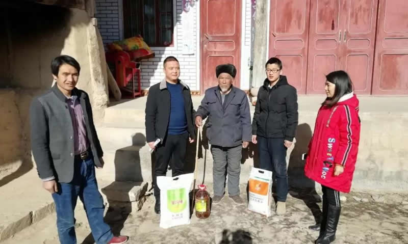 堅(jiān)持精準(zhǔn)幫扶，合力脫貧攻堅(jiān)——市龍江城鄉(xiāng)發(fā)展集團(tuán)、隴南太平洋財(cái)險(xiǎn)公司聯(lián)合開(kāi)展幫扶文縣橋頭鎮(zhèn)安子坡村2019年春節(jié)慰問(wèn)活動(dòng)