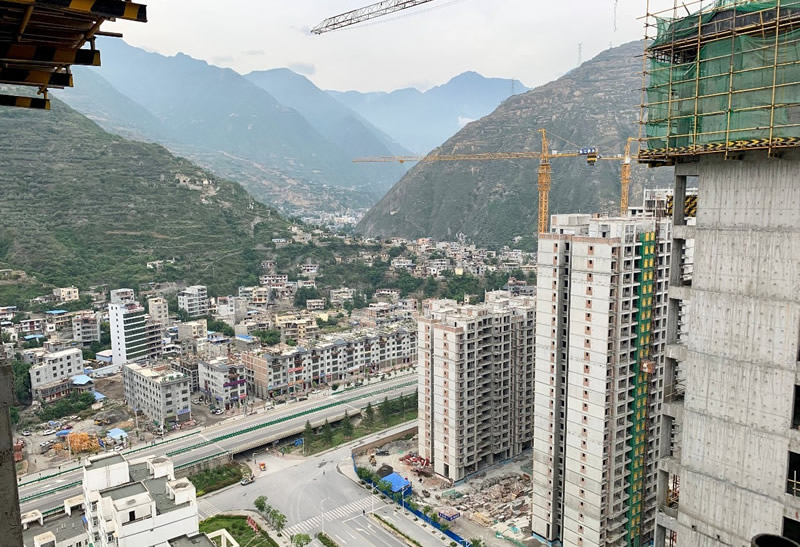 匠心傾注、喜封金頂——龍江?雙子座商住小區(qū)主體順利封頂