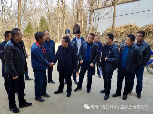 市龍江集團(tuán)在文縣橋頭鎮(zhèn)安子坡村開(kāi)展“解難題、辦實(shí)事、送溫暖”活動(dòng)