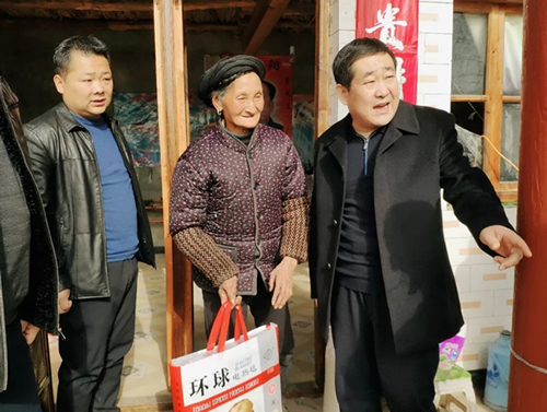 市龍江集團(tuán)在文縣橋頭鎮(zhèn)安子坡村開(kāi)展“解難題、辦實(shí)事、送溫暖”活動(dòng)