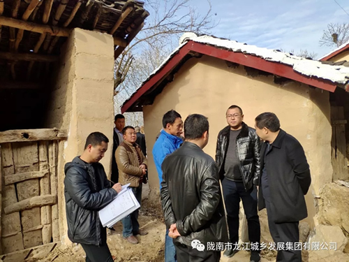 市龍江集團(tuán)在文縣橋頭鎮(zhèn)安子坡村開(kāi)展“解難題、辦實(shí)事、送溫暖”活動(dòng)